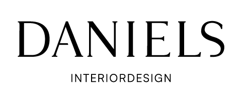 Logo mit schwarzem Text "DANIELS INTERIORDESIGN" auf weißem Hintergrund, wirkt professionell und elegant.